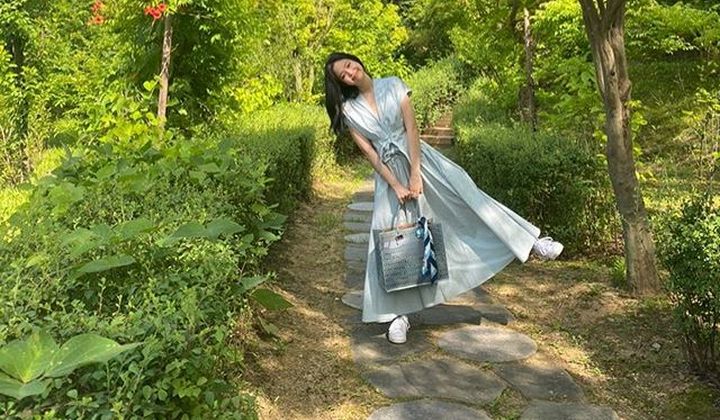 Foto: Tampilkan Kecantikan Natural Pakai Jaket Denim Bintangi Iklan Terbaru Samsung, Jennie Tuai Sanjungan