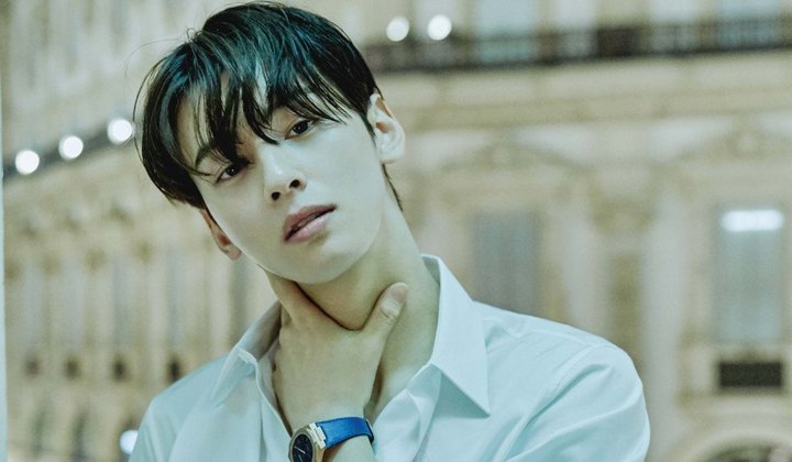 Foto: Cha Eun Woo Pamer Pose Menggemaskan, Netizen Makin Dibuat Meleleh