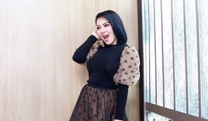 Foto: Kembali Tampil Super Unik Lewat Model Baju, Syahrini Malah Panen Komentar Miring?