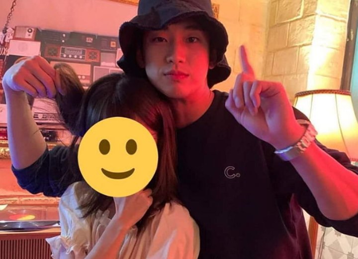 Kim Soo Hyun Jadi Perbincangan Rela Selfie Bareng Staf di Pesta Penutupan \'It\'s Okay To Not Be Okay\'