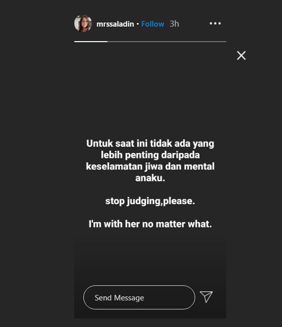 Ibu Adhisty Zara meminta jika sang putri berhenti dihujat usai tersebarnya video buah dada sang putri disentuh oleh Zaki Pohan