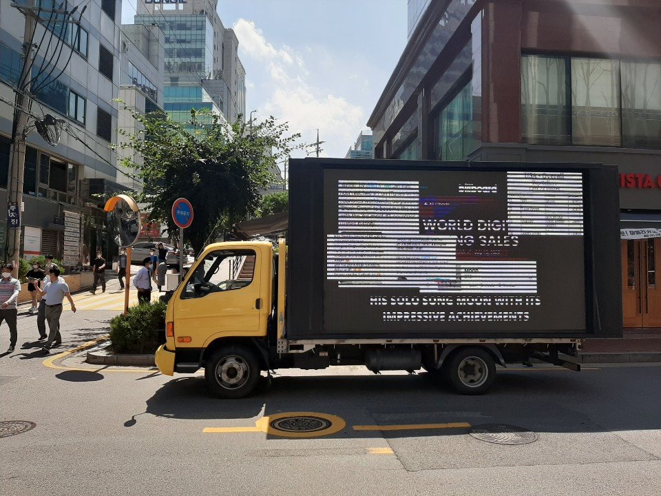 Muntap Soal Jin Diperlakukan Tak Adil, Fans Kirim Truk Protes di Depan Gedung Big Hit