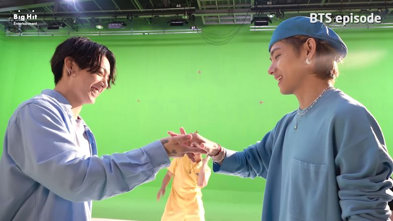 Fans Ngaku Luluh dengan Persahabatan Hangat V dan Jungkook Usai Pamer Jabat Tangan Ikonik