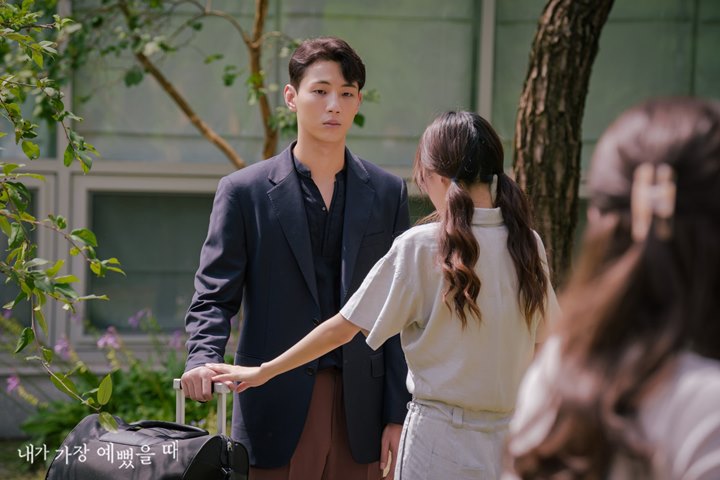 Bikin Pangling, Ji Soo Tampil Ala Pria Dewasa di \'When I Was The Most Beautiful\'