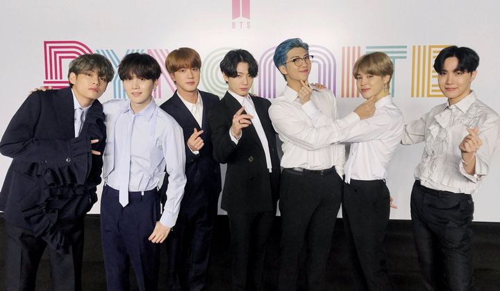 Foto: Fans BTS di India Lakukan Pengalangan Dana Bantu Pendidikan di Desa Terpencil di Negeri Hindustan