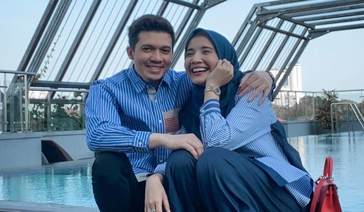 Foto: Hamil Muda, Zaskia Sungkar dan Irwansyah Sontak Diperingati Usai Swafoto di Mobil