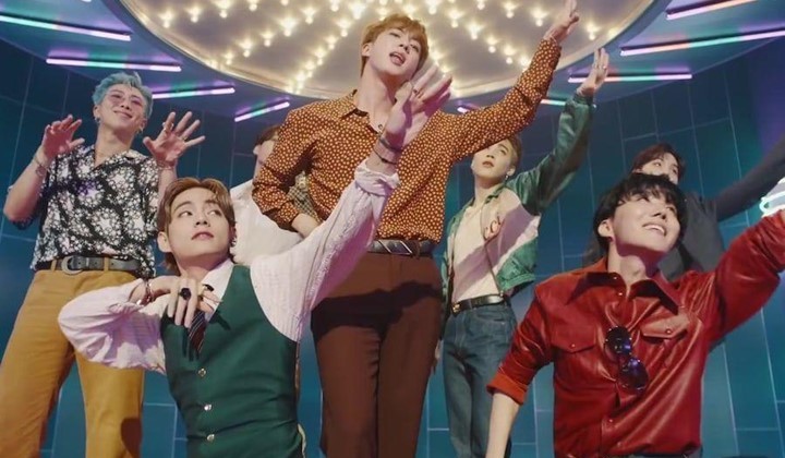 Foto: 'Dynamite' BTS Bertahan 2 Pekan Berturut di Billboard HOT 100, Begini Tanggapan Netizen Korea