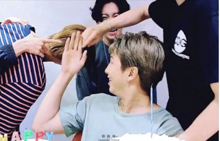 Beri Kejutan di Ultah RM, Mata Merah dan Wajah Kucel Jin dari Bangun 
Tidur Tuai Sorotan