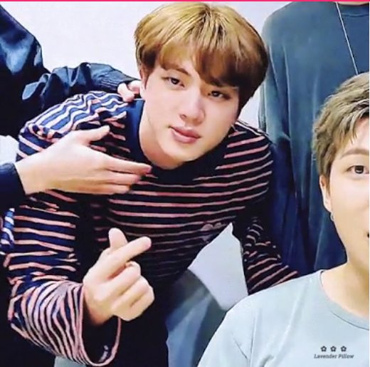 Beri Kejutan di Ultah RM, Mata Merah dan Wajah Kucel Jin dari Bangun 
Tidur Tuai Sorotan