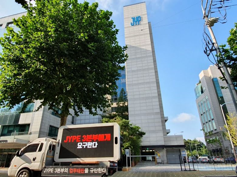 Minta Agensi Tindak Para Haters Hingga Bubarkan Naive, Fans Twice Kirim Truk Protes di depan Gedung JYP