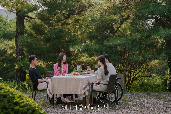 Canggungnya Ji Soo, Lim Soo Hyang Dan Ha Seok Jin Lakukan Pesta Anggur di \'When I Was The Most Beaut