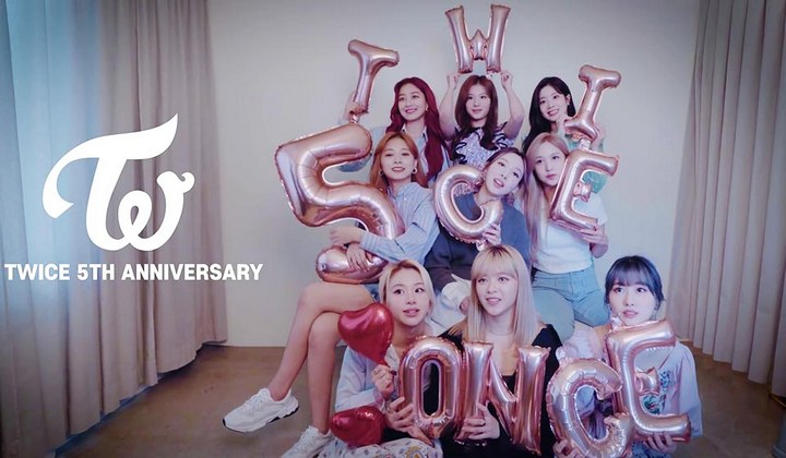 Foto: Rayakan Debut Anniversary Twice Kenang Masa Debut dan Momen Berharga Selama 5 Tahun