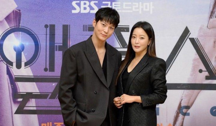 Foto: Jo Woon Panik Temukan Kim Hee Sun Dalam Keadaan Kritis di 'Alice'