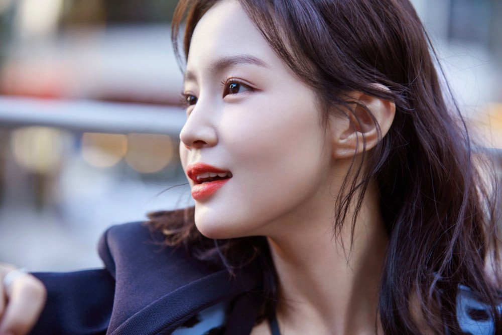 Lee Hi Hebohkan Dunia Maya Usai Tampil Cantik dan Anggun di Iklan Kosmetik NARS