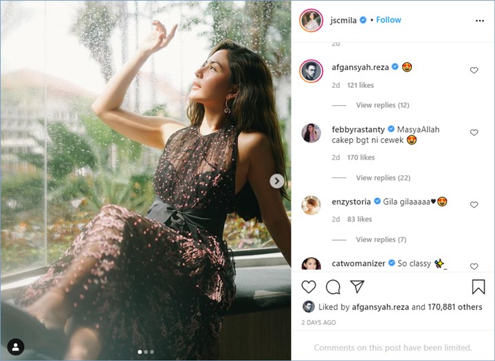 para selebriti memberikan pujian atas potret jessica mila dengan menggunakan gaun hitam