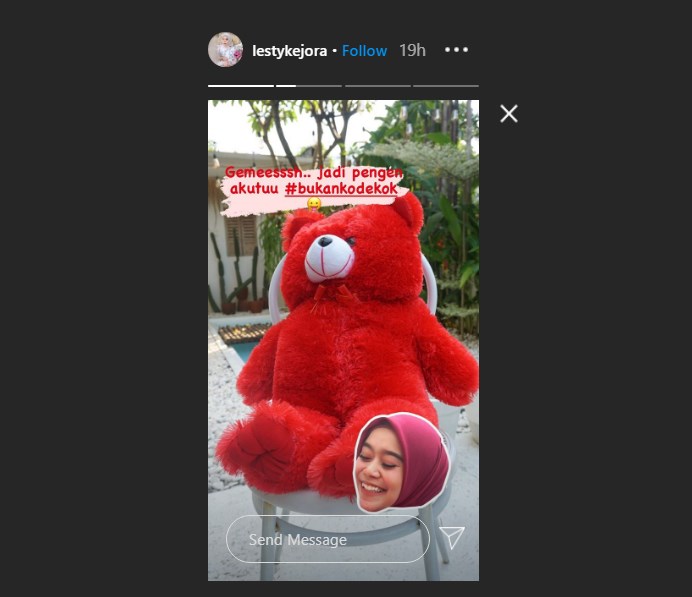 rizky billar diduga memberikan boneka untuk lesty kejora