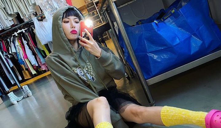 Foto: Pakai Dress Pendek Dipadukan dengan Hoodie, HyunA Tampil Kece Bikin Pemotretan Mini di Supermarket