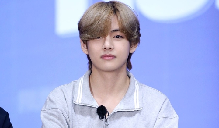 Foto: V Bicara Soal Makna Mendalam ARMY Baginya dan Perbedaan Dirinya Saat di Depan dan Belakang Kamera