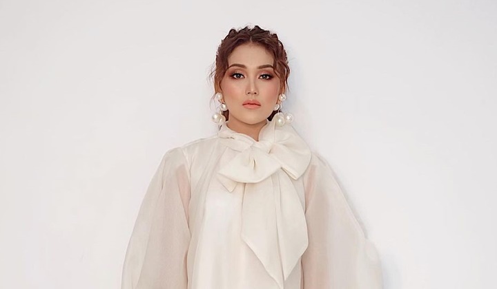 Foto: Ayu Ting Ting Mendadak Batasi Komentar di Foto Mesra Bareng Adit Jayusman