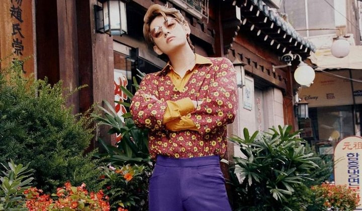 Foto: Pose Keren Sambil Minum Yakult dengan Botol Terbalik, V BTS Sukses Jadi Trending Topik