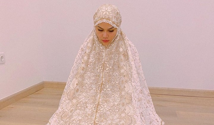 Foto: Katty Butterfly Unggah Momen Salat Ditemani Putri Cantik, Reaksi Sang Buah Hati Disorot Bikin Gemas