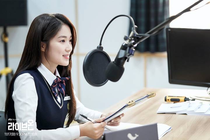 Intip Manisnya Kim Hye Yoon Perankan Penyiar Cantik di \'Live On\'