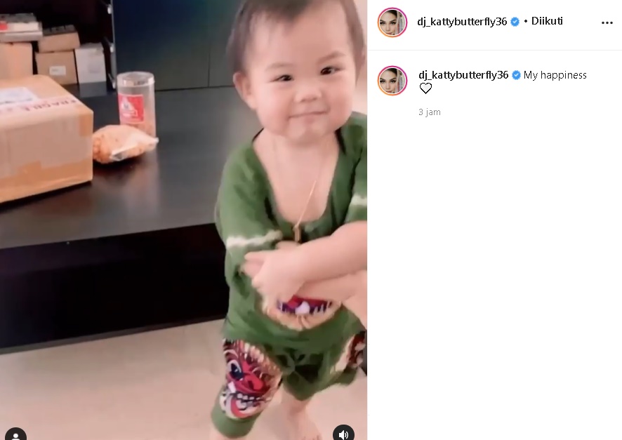 Katty Butterfly Rekam Momen Putri Kecilnya Antusias Peragakan Gerakan Salat, Auto Bikin Gemas