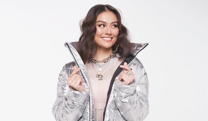 Foto: Sikap Rendah Hati Agnez Mo Diagungkan Usai Santai Ajak Lesehan di Atas Panggung