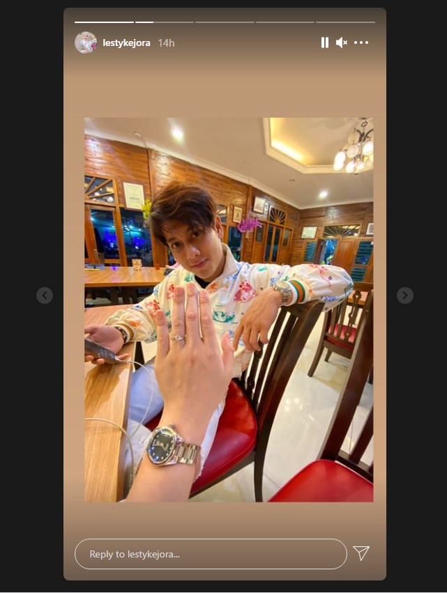lesty kejora menunjukkan cincin di jari manisnya seraya menunjukkan tengah bersama dengan rizky billar melalui akun instagram pribadinya