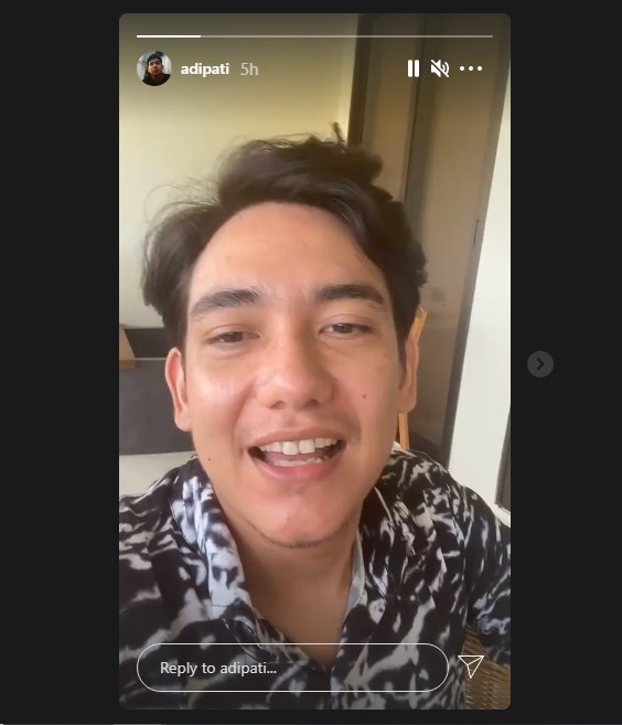 adipati dolken menyapa para penggemar dengan memamerkan cincin di jari manis