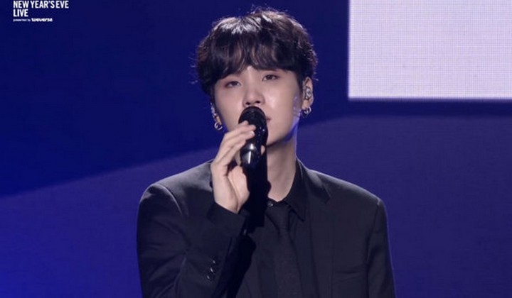 Foto: Persembahkan Duet Yuju-Hueningkai Cs, Suga Tampil Perdana di Konser Big Hit Label Usai Operasi
