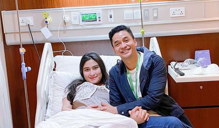 Foto: Awal Tahun 2021, Pasangan Adly Fairuz dan Angbeen Rishi Dikaruniai Anak Pertama