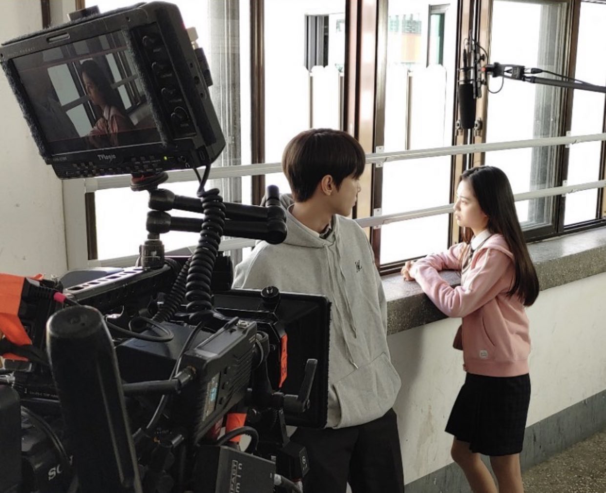 potret doyoung kala melakukan syuting drama the curious stalker tersebar di media sosial