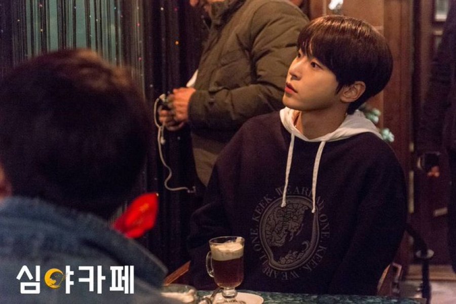 potret doyoung kala melakukan syuting drama the curious stalker tersebar di media sosial