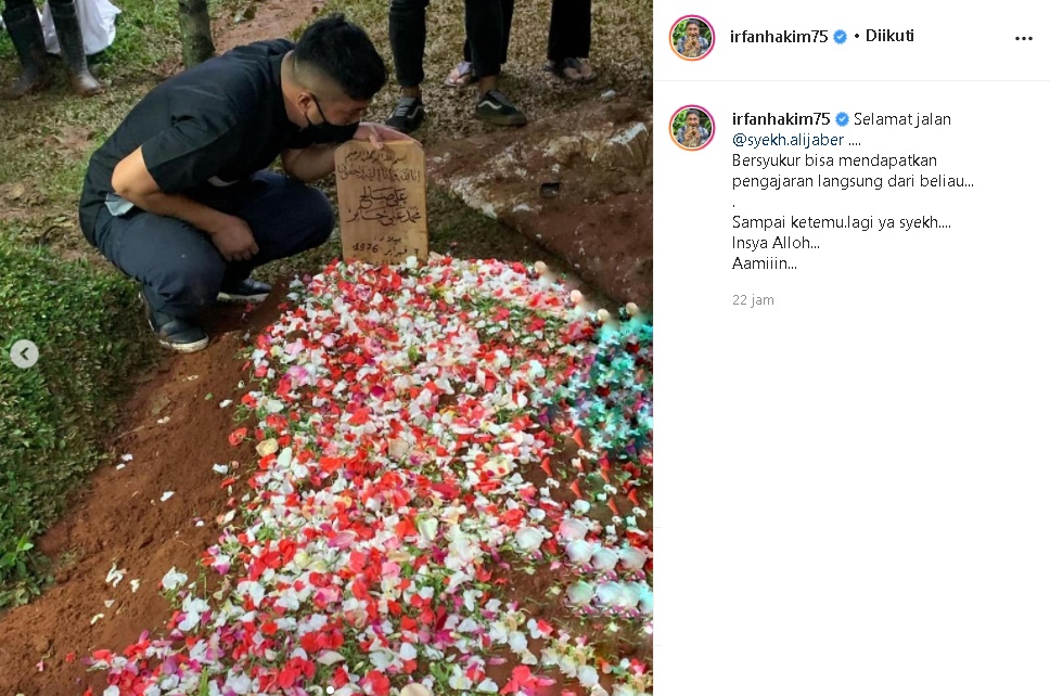 Irfan Hakim Bagikan Foto Cium Nisan Syekh Ali Jaber: Sampai Ketemu Lagi