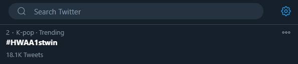 para penggemar memberikan selamat atas kemenangan pertama gidle dengan hwaa