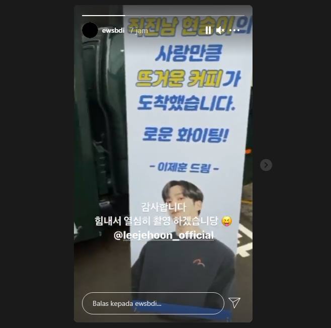 rowoon sf9 memamerkan hadiah food truck yang dikirimkan oleh aktor lee je hoon di lokasi syuting drama \'she would never know\'