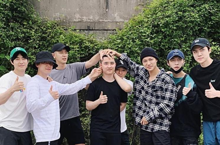 momen member exo mengantarkan d.o. menjalankan wajib militer di tahun 2019 lalu