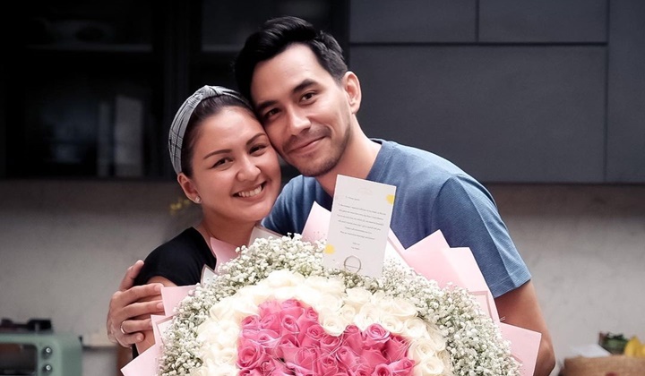 Foto: Donna Agnesia Beber Kunci Sembuh dari Covid-19, Intip Juga Ungkapan Bahagia Darius Sinathrya