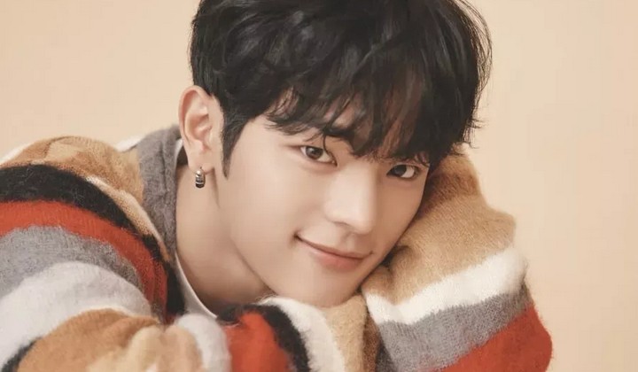 Foto: Usai Pelecehan Seksual, Agensi Juga Kerja Keras Buktikan Kim Woojin Tak Salah Soal Foto Tanpa Baju