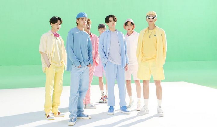 Foto: BTS Lelang Busana di MV 'Dynamite' Senilai Rp 2,2 Miliar untuk Badan Amal Recording Academy