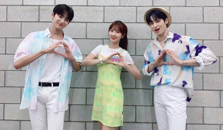Foto: Bakal Dirindukan, Juyeon THE BOYZ, Sihyeon EVERGLOW, dan Kim Min Kyu Pamit sebagai MC 'The Show'