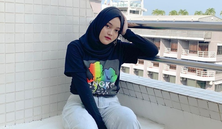 Foto: Tampil Anggun Pakai Dress Hitam, Penjepit Kertas di Punggung Putri Delina Justru Bikin Salfok