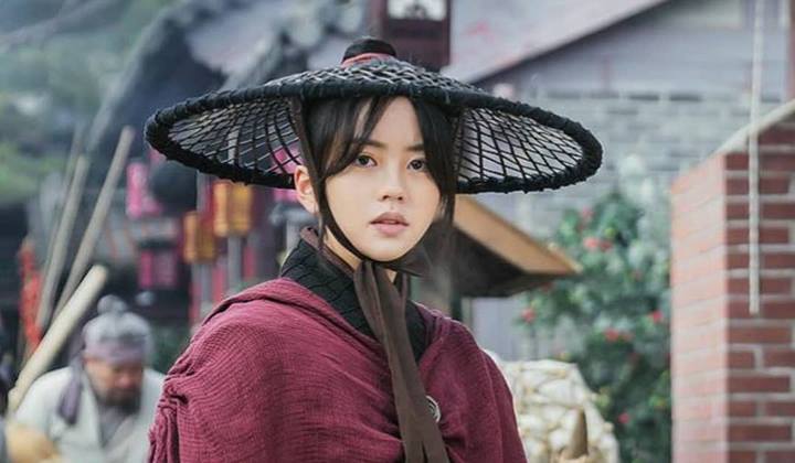 Foto: Kim So Hyun Ceritakan Harus Belajar Pedang Hingga Sulitnya Peran di 'River Where The Moon Rises'
