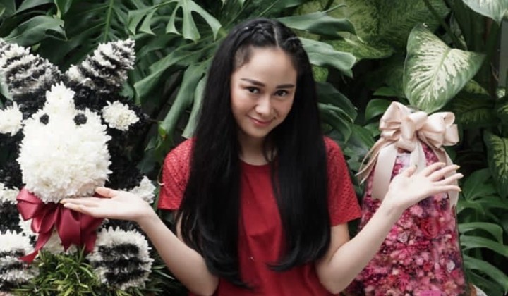 Foto: Denise Chariesta Girang Akun Instagram Centang Biru, Langsung Banjir Reaksi Sinis