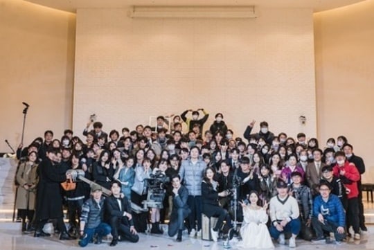 Pemain dan Kru \'True Beauty\' Foto Bergerombol Bareng Tanpa Masker, Netter Beri Kritikan Pedas