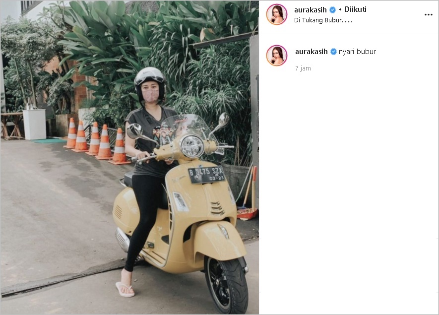 Pose Naik Vespa, Aura Kasih Curhat Soal Kehidupan Jadi Single Parent: Beli Pampers dan Beras Sendiri