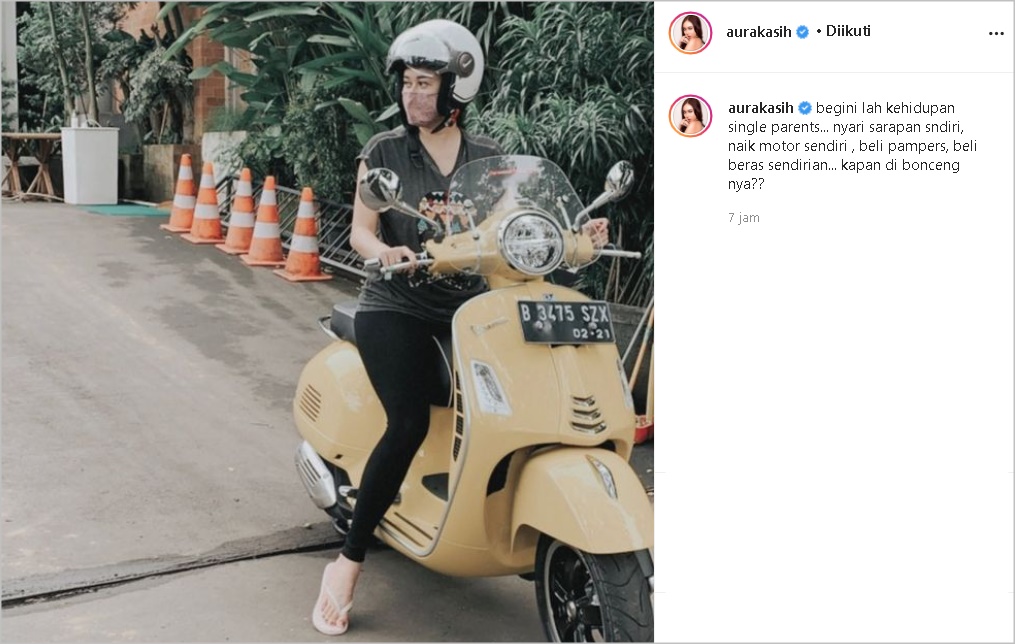 Pose Naik Vespa, Aura Kasih Curhat Soal Kehidupan Jadi Single Parent: Beli Pampers dan Beras Sendiri