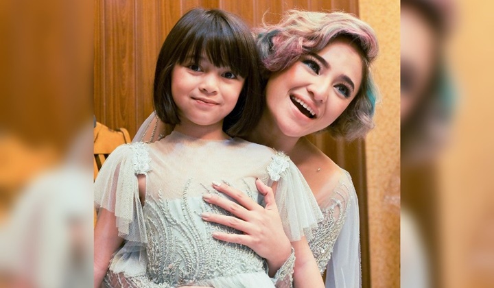 Foto: Bagikan Keseruan Mirror Selfie Bareng Sang Putri, Kecantikan Marshanda dan Sienna Disorot 