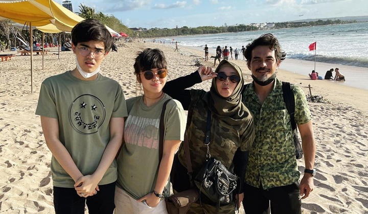 Foto: Rina Gunawan Dimakamkan Satu Liang Lahad dengan Almarhum Ayah, Begini Penjelasan Teddy Syah